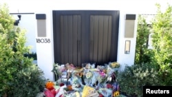 ფანების მიერ მიტანილი ყვავილები და ფოტოები მეთიუ პერის სახლის კართან