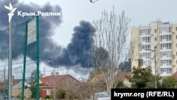 Дым от горящего резервуара на нефтебазе в Севастополе, 18 апреля 2026