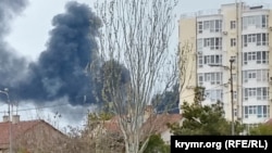 Дим від пожежі наа нафтобазі у Севастополі. 18 квітня 2026 року