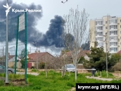 Дым от горящего нефтехранилища в районе Камышовой бухты в Севастополе, 18 апреля 2026 года