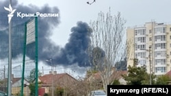 Дым от горящего нефтехранилища, Севастополь, район Камышовой бухты, 18 апреля 2026, иллюстративное фото 