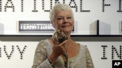 Britanska glumica Judi Dench nakon primanja nagrade za životno delo, za vreme svečanog otvaranja 46. Međunarodnog filmskog festivala u Karlovym Varyma, 07. jul 2011.