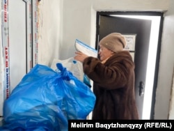 Оралхан Әбен тергеу абақтысында отырған күйеуіне ас-ауқат әкеліп тұр. Талдықорған. 12 ақпан, 2026 жыл.