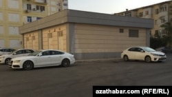 Автостоянка у жилого дома в Ашхабаде