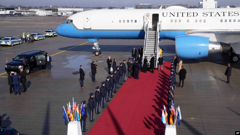 استقبال رسمی از معاون رئیس‌جمهور آمریکا هنگام ورود به آلمان برای کنفرانس امنیتی مونیخ، ۲۷ بهمن