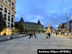 Piața Universității, cu betoane și statui.