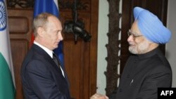 Indian Prime Minister Manmohan Singh (right) with Russian Prime Minister Vladimir Putin (file photo)