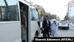 آرشیف: یک کارمند وزارت صحت همراه با یک معتاد
