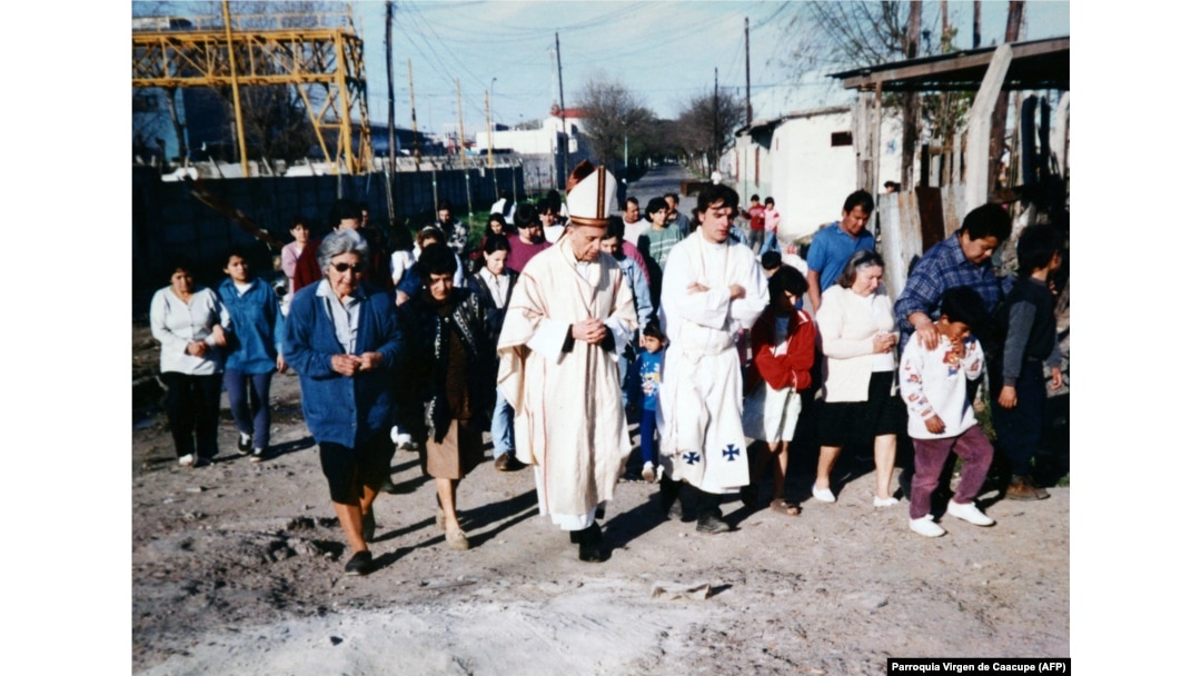 Fotografie realizată în 1998 cu episcopul de atunci Jorge Mario Bergoglio însoțit de părintele Jose Maria de Paola, cunoscut sub numele de „Părintele Pepe” și de localnici.