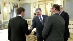 Порошенко зустрівся з адвокатами Савченко (відео)