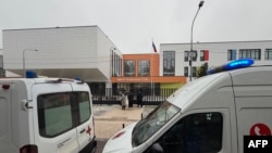 Машины скорой помощи у школы в посёлке "Горки-2"