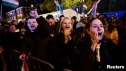 Suporterii taberei pro-europene reacționează la anunțarea primelor rezultate, favorabile lui Peter Magyar și partidului Tisza.