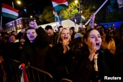 Hungarezët duke shikuar rezultatet paraprake zgjedhore në Budapest të Hungarisë.