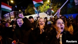 Suporterii taberei pro-europene reacționează la anunțarea primelor rezultate, favorabile lui Peter Magyar și partidului Tisza.