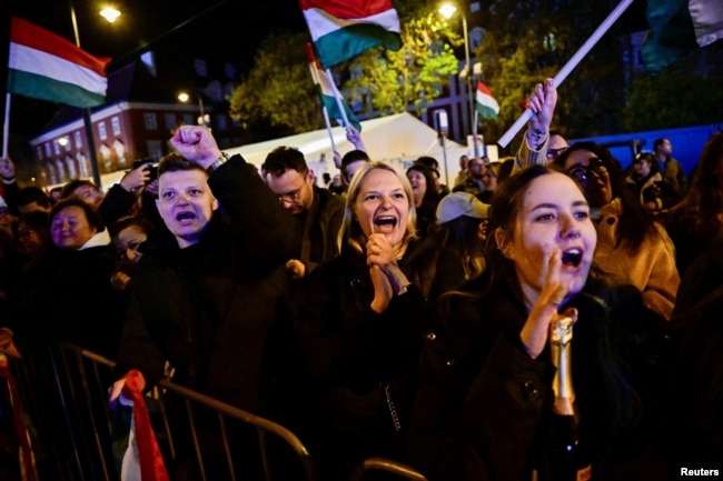 Hungarezët duke shikuar rezultatet paraprake zgjedhore në Budapest të Hungarisë.