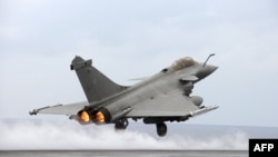 Винищувач з французького авіаносця «Шарль де Голль»