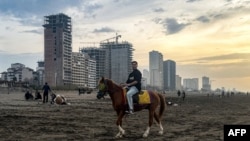 Plajă de pe malul Mării Caspice, în localitatea Sorkhrud din nordul Iranului, pe 24 martie 2026. Numeroase familii din Teheran s-au mutat acolo din cauza războiului.