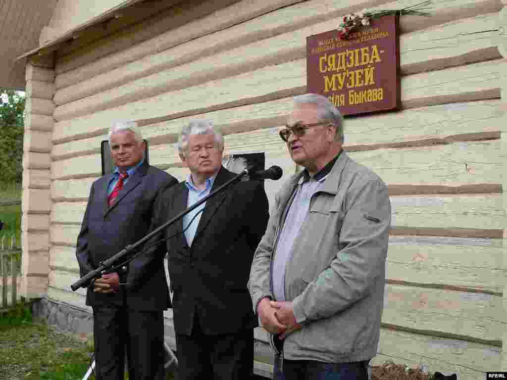 Выступае Генадзь Бураўкін