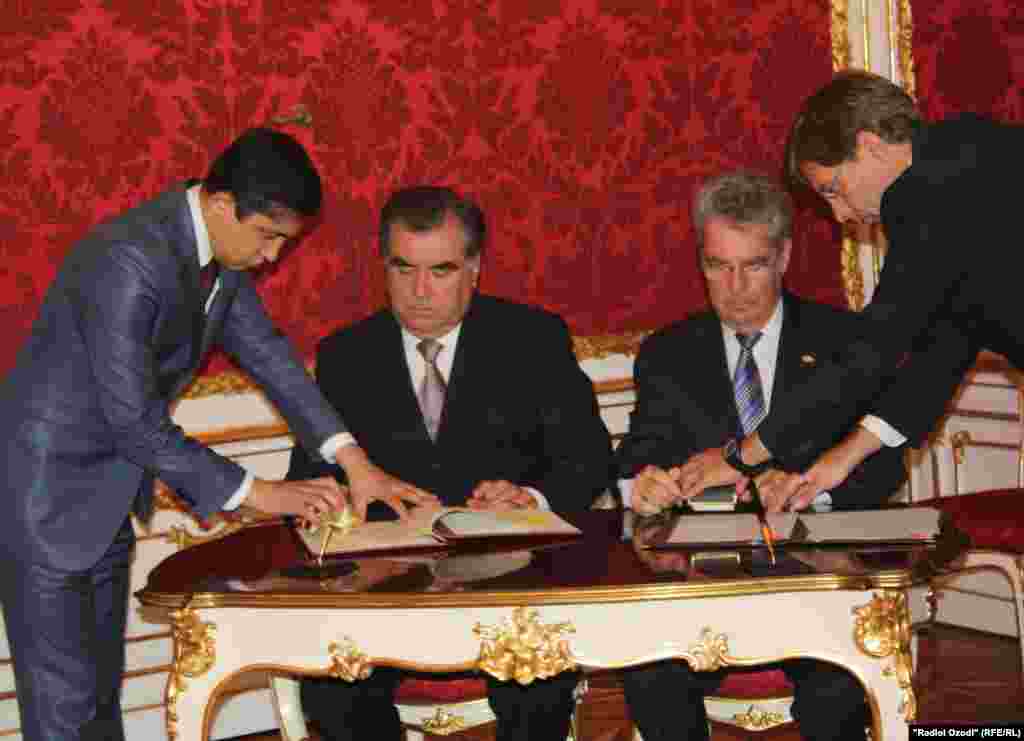 Ҳангоми имзои созишнома