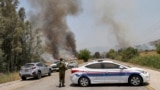 نیروهای امنیتی اسرائیل در امتداد جاده‌ای در نزدیکی جنوب لبنان،یکی از مناطقی که هدف راکت‌های حزب‌الله لبنان قرار گرفته است