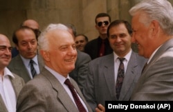  Борис Елцин (вдясно) се поздравява с Едуард Шеварнандзе в Сочи, 25 юни 1992 година 