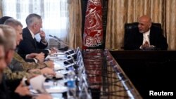 پخواني عکس
افغان ولسمشر اشرف غني د امریکا دفاع وزیر جیمز میټس په ولسمشرۍ ماڼۍ کې.
