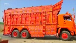 Мистецтво на колесах: розмальовані вантажівки – гордість Пакистану (відео)
