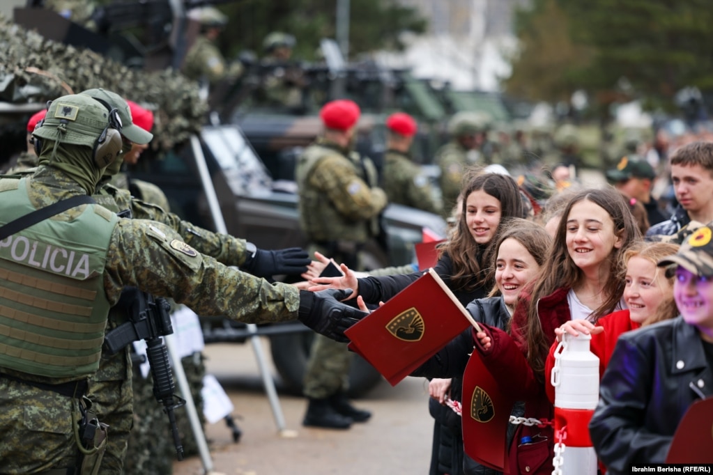 Fëmijët përshëndeten nga pjesëtarët e Policisë ushtarake të Kosovës. 