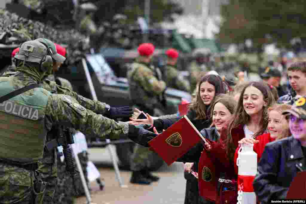 Fëmijët përshëndeten nga pjesëtarët e Policisë ushtarake të Kosovës. 