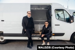 Павел Мацукевіч (зьлева) і Алесь Сапега побач з фургонам, які перавозіў беларускі валун для помніка Тадэвушу Касцюшку ў швейцарскім Залатурне. Фота: MALDZIS