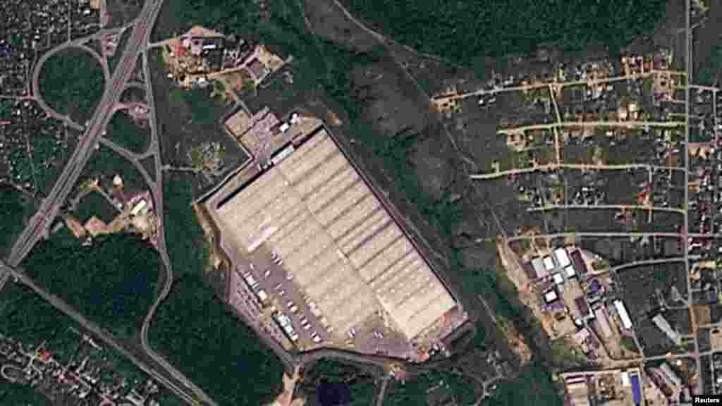 Planet Labs PBC тарабынан жарыяланган соккуга чейинки жана андан кийинки спутниктен тартылган сүрөттөрдө Орусиянын Самара облусундагы Новосемейкино айылындагы Wildberries объектиси көрсөтүлгөн. Бул объект 2-августта украиналык дрондордун чабуулуна кабылган.