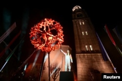 Момант запальваньня алімпіскага полымя ў Картыне-д'Ампэцца