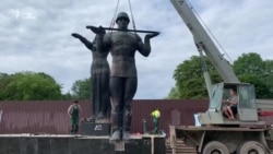 У Львові демонтували радянський монумент слави – відео
