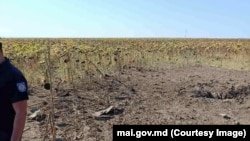 Componente de dronă și craterul format în urma impactului, depistate nu departe de PTF Giurgiulești