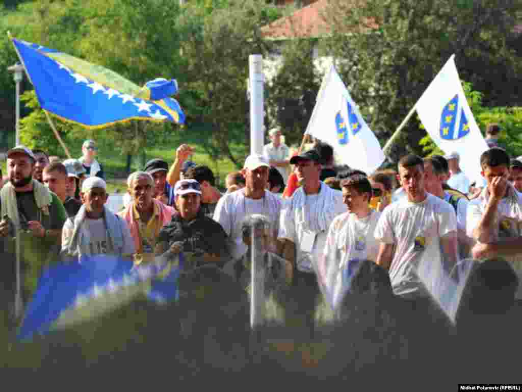 Dolazak učesnika Marša mira u Memorijalni centar Potočari, 10.07.2011. Foto: Midhat Poturović 