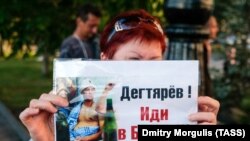 Россия. Хабаровск. Жительница города во время митинга против назначения врио губернатора Михаила Дегтярева