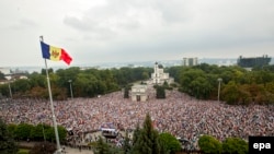 Chișinău, 6 septembrie 2015: zeci de mii protestau, la îndemnul Platformei „DA” împotriva guvernului, cerând demisia conducerii țării și recuperarea banilor, după așa-numitul „furt al miliardului”. 