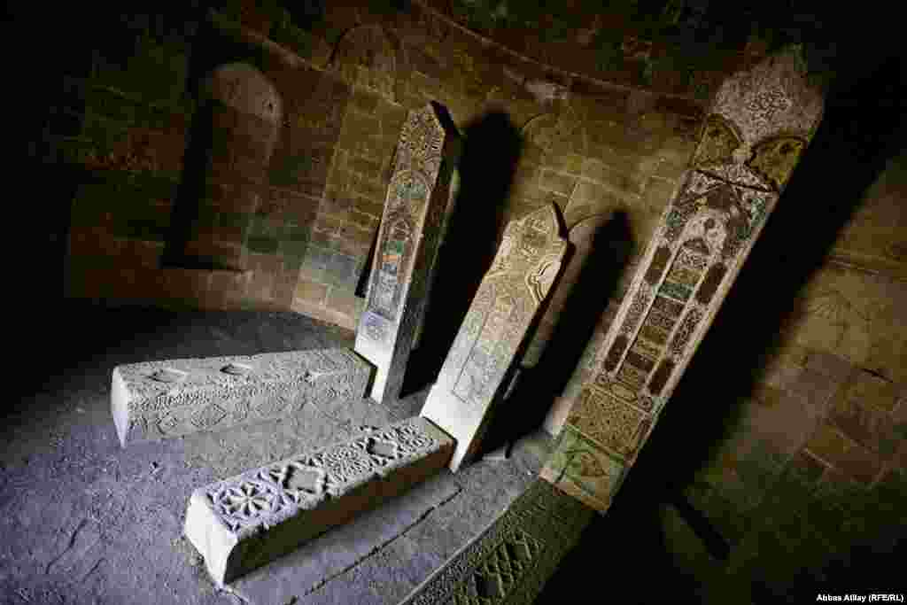 Şamaxı şəhəri. XVII əsrə aid "Yeddi günbəz" türbələr kompleksi. Vaxtı ilə yeddi olan bu günbəzlər bu gün beşdir. Sabah isə bilinmir neçəsi daha uçacaq. Ümidsizcə bərpa olunmaqlarını gözləyirlər.