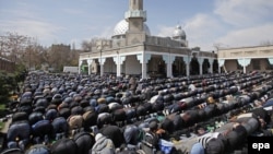 There have been calls in Kyrgyzstan for Muslim leaders to combat religious extremism by explaining to young people "the values of traditional Islam." (file photo)