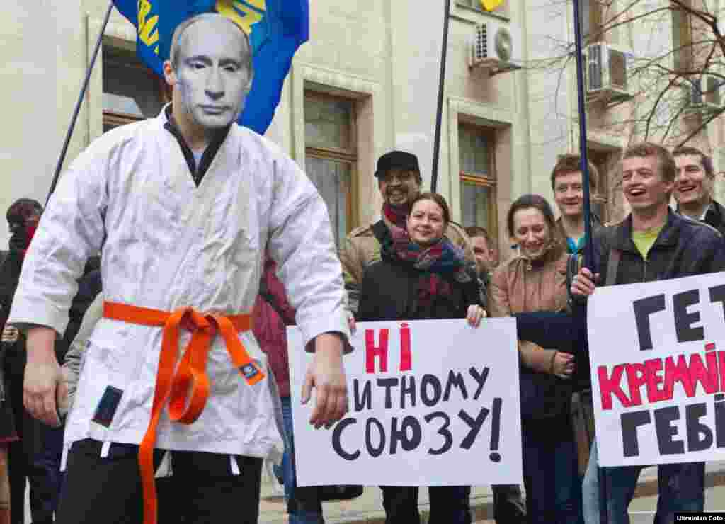 ВО «Свобода» провела у день візиту до Києва Володимира Путіна акцію «Космічні гастролі кремлівського гебіста», виступаючи проти долучення України до Митного союзу, 12 квітня.