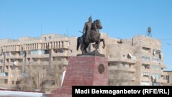 Памятник Агыбай батыру в Балхаше. Карагандинская область