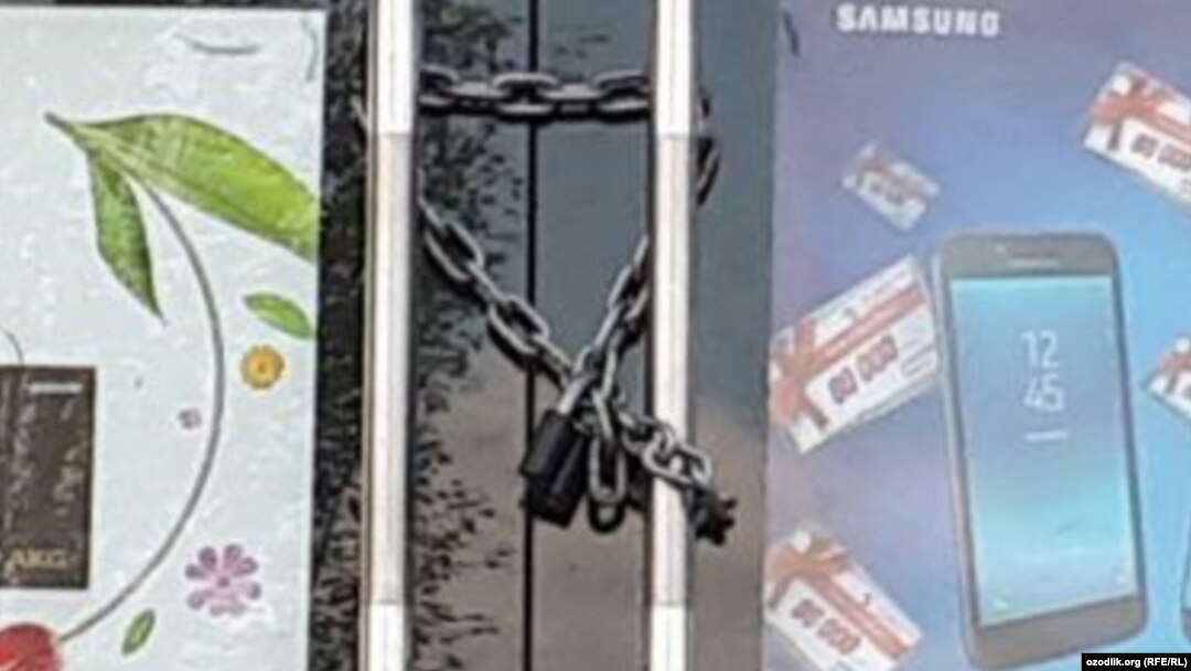 "Малика" ярмаркасидаги қулфланган дўкон. Сурат 9 апрель туш пайти олинган. 2018 йил