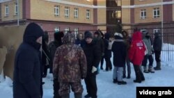 Ата-аналар 35нче мәктәп янында