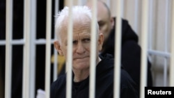 Ales Belyatski Minskdə məhkəmə iclasında.