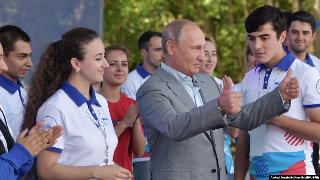 Президент России Владимир Путин приветствует участников молодежного форума "МАШУК" в Пятигорске, Ставропольский край. 15 августа 2018 года