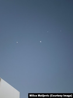 Nebo iznad Dubaija gde se u daljini vidi presretanje projektila, 28. februar 2026.