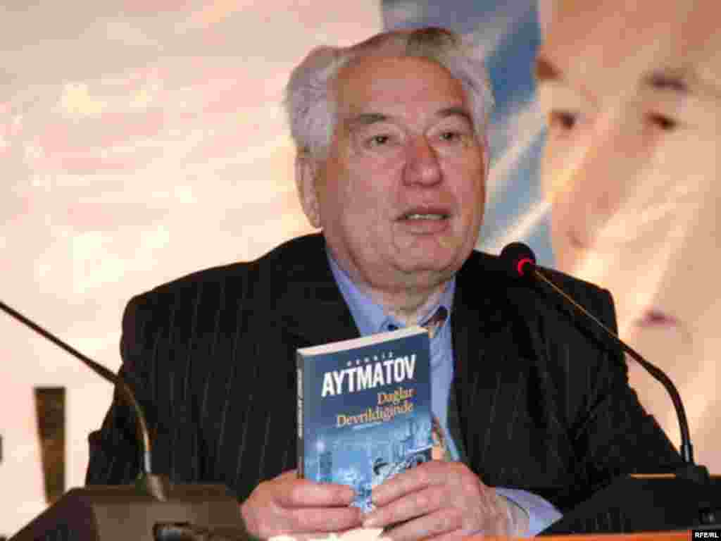 2008-жыл Кыргызстанда Чыңгыз Айтматов жылы болуп жарыяланды. - Kyrgyzstan -- Chingiz Aitmatov the Kirghiz writer, undated 