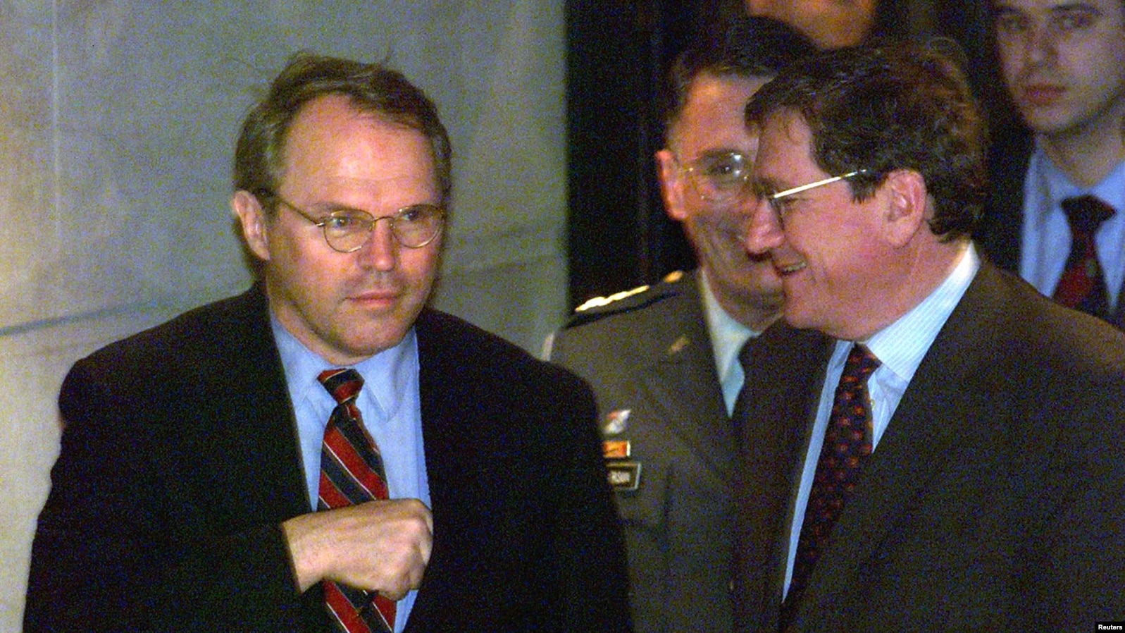 I dërguari special i SHBA-së, Richard Holbrooke (djathtas), dhe ndërmjetësin amerikan, Christopher Hill. Mars, 1999.