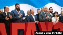 Fiodor Gagauz (în centru), alături de liderul PSRM, Igor Dodon și alți membri ai partidului socialiștilor, la evenimentul de lansare a campaniei electorale din Găgăuzia. 