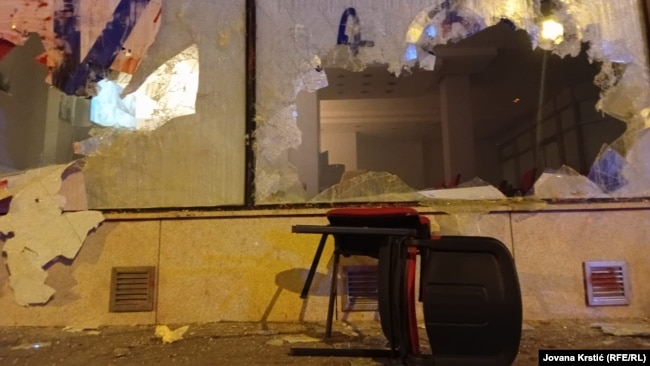 Përplasje në protestë pranë selisë së Partisë Përparimtare Serbe në Novi Sad.
